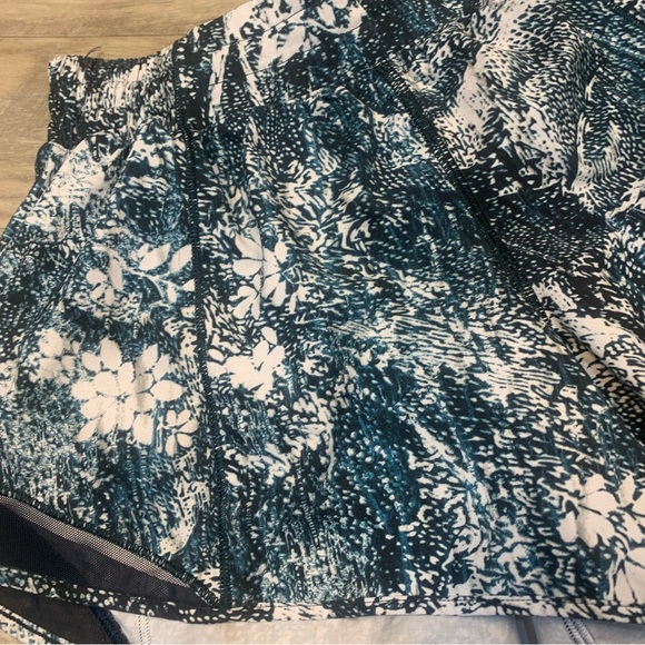 Lululemon Hotty Hot Shorts ll Tall Wildwood White Multi Teal - Picture 3 of 10